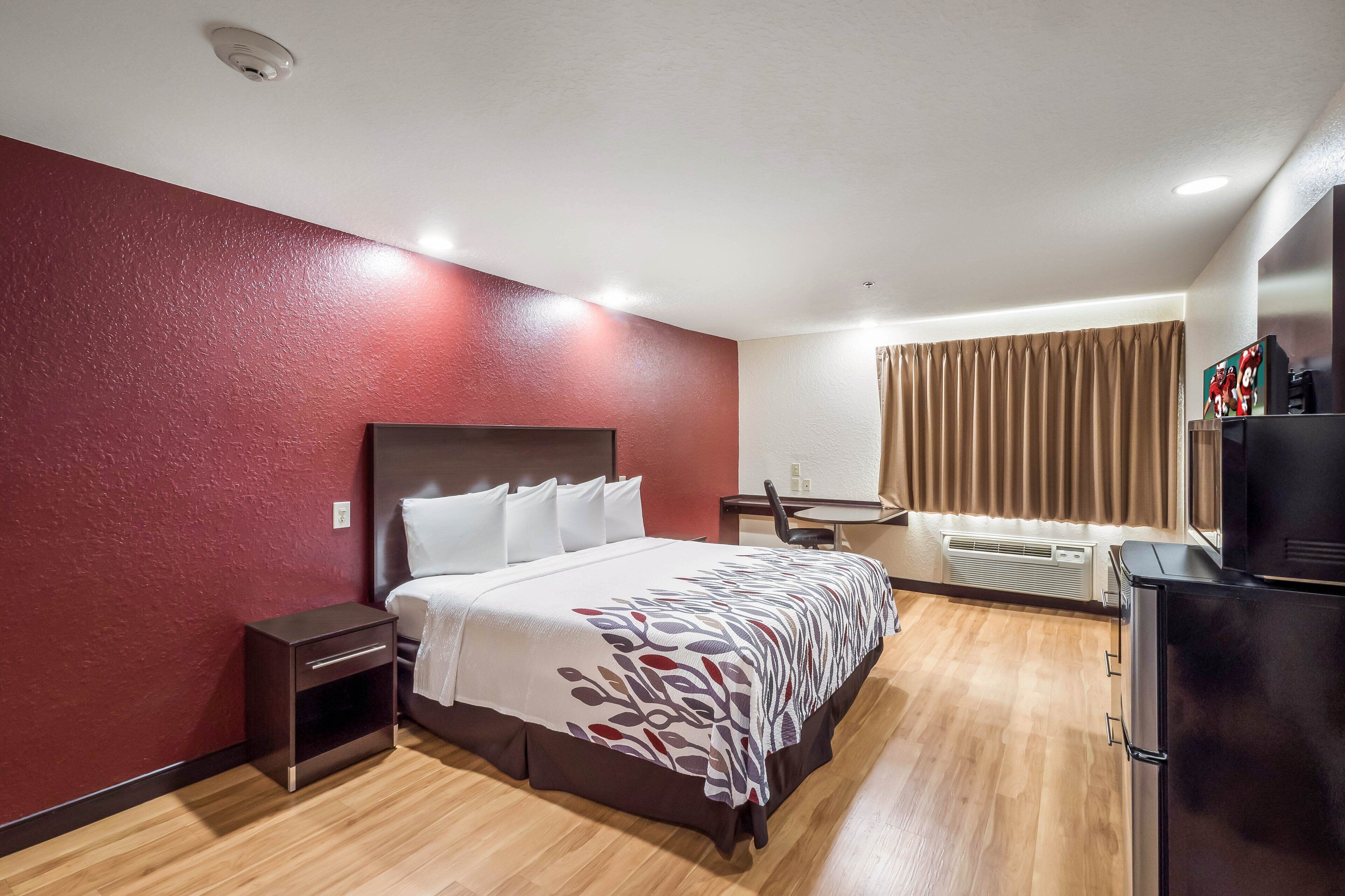 desk, laptop workspace, blackout curtains, free cots/infant beds