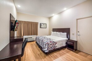 Desk, laptop workspace, blackout drapes, free cribs/infant beds - Red Roof Inn Ocala (Ocala)