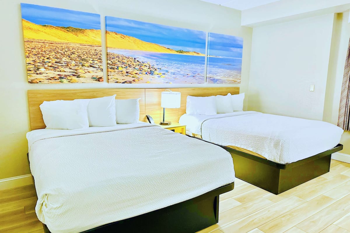 Kamar, 2 Tempat Tidur Queen, akses difabel, Bebas Asap Rokok | Meja kerja, tirai kedap cahaya, dan setrika/meja setrika