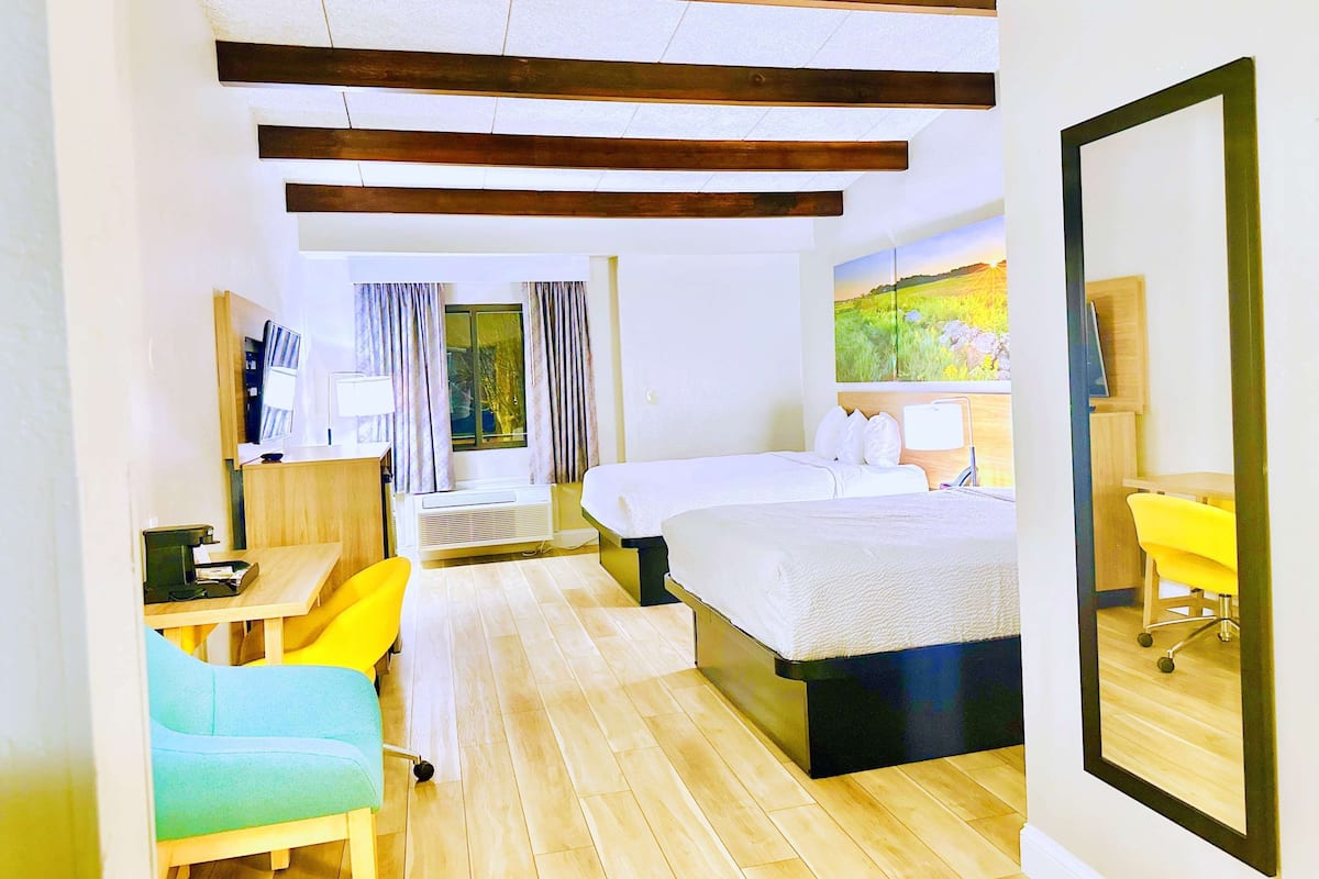 Kamar, 2 Tempat Tidur Queen, Bebas Asap Rokok | Meja kerja, tirai kedap cahaya, dan setrika/meja setrika