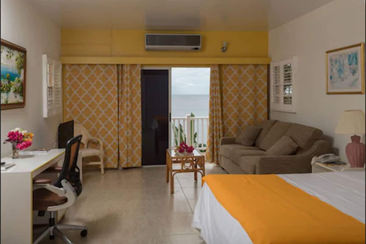 studio | in-room safe, desk, blackout curtains, free cots/infant beds