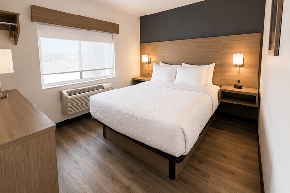 Room, 1 Queen Bed, Non Smoking | Premium bedding, desk, blackout drapes, iron/ironing board