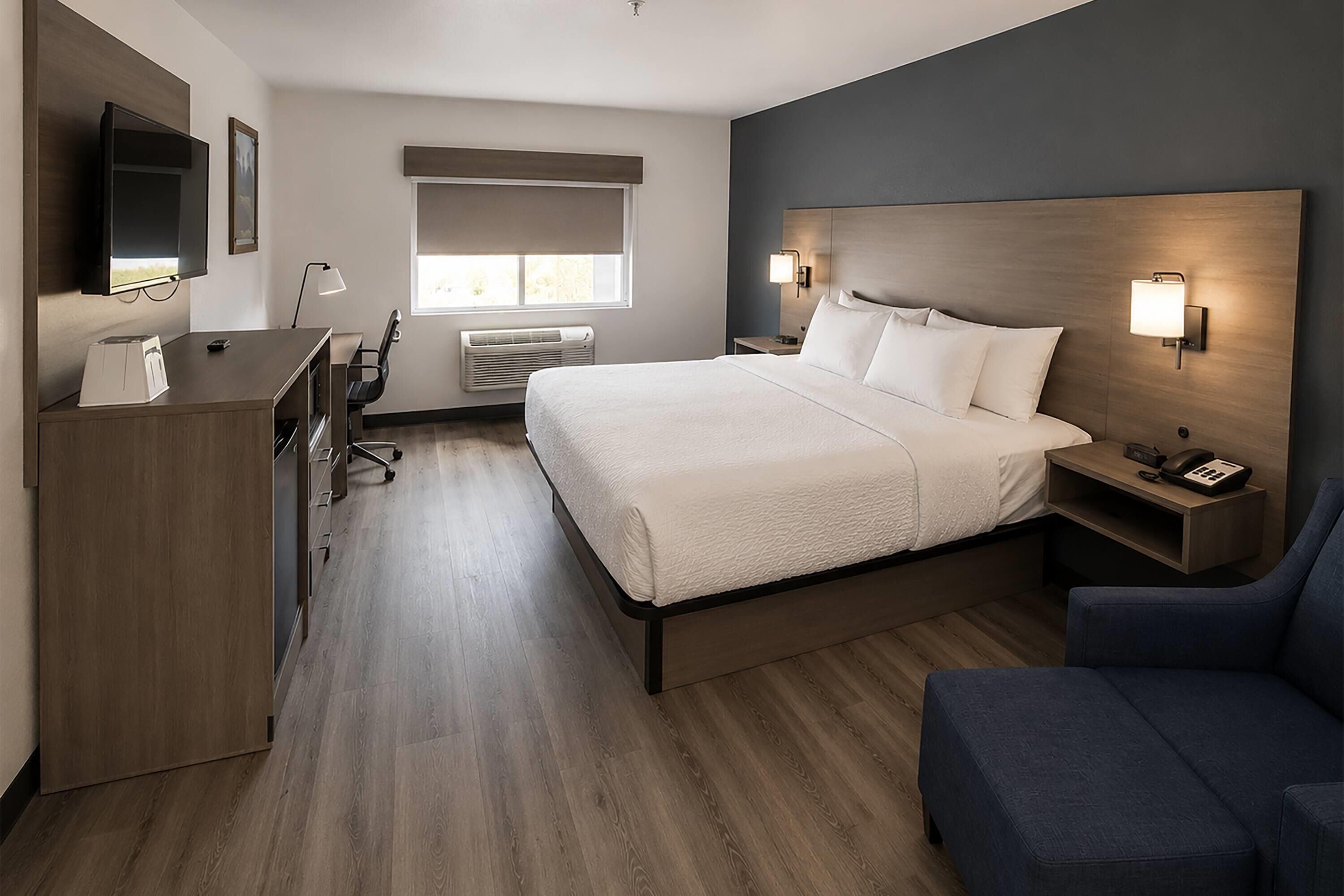 Room, 1 Queen Bed, Non Smoking | Premium bedding, desk, blackout drapes, iron/ironing board