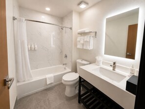 Room, 1 Queen Bed, Non Smoking | Bathroom