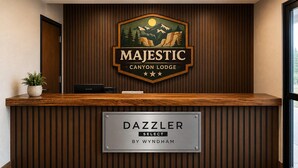 Una recepción con un letrero que dice 'Majestic Canyon Lodge' y otro letrero que dice 'Dazzler Select by Wyndham'.