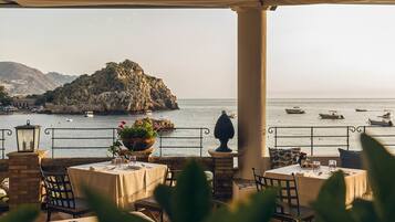 Melayani sarapan, makan siang, makan malam; sajian masakan daerah