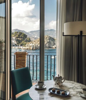 Suite Junior, balcon, vue sur la mer (Premium) | Couette en duvet, minibar, coffre-fort, ameublement unique
