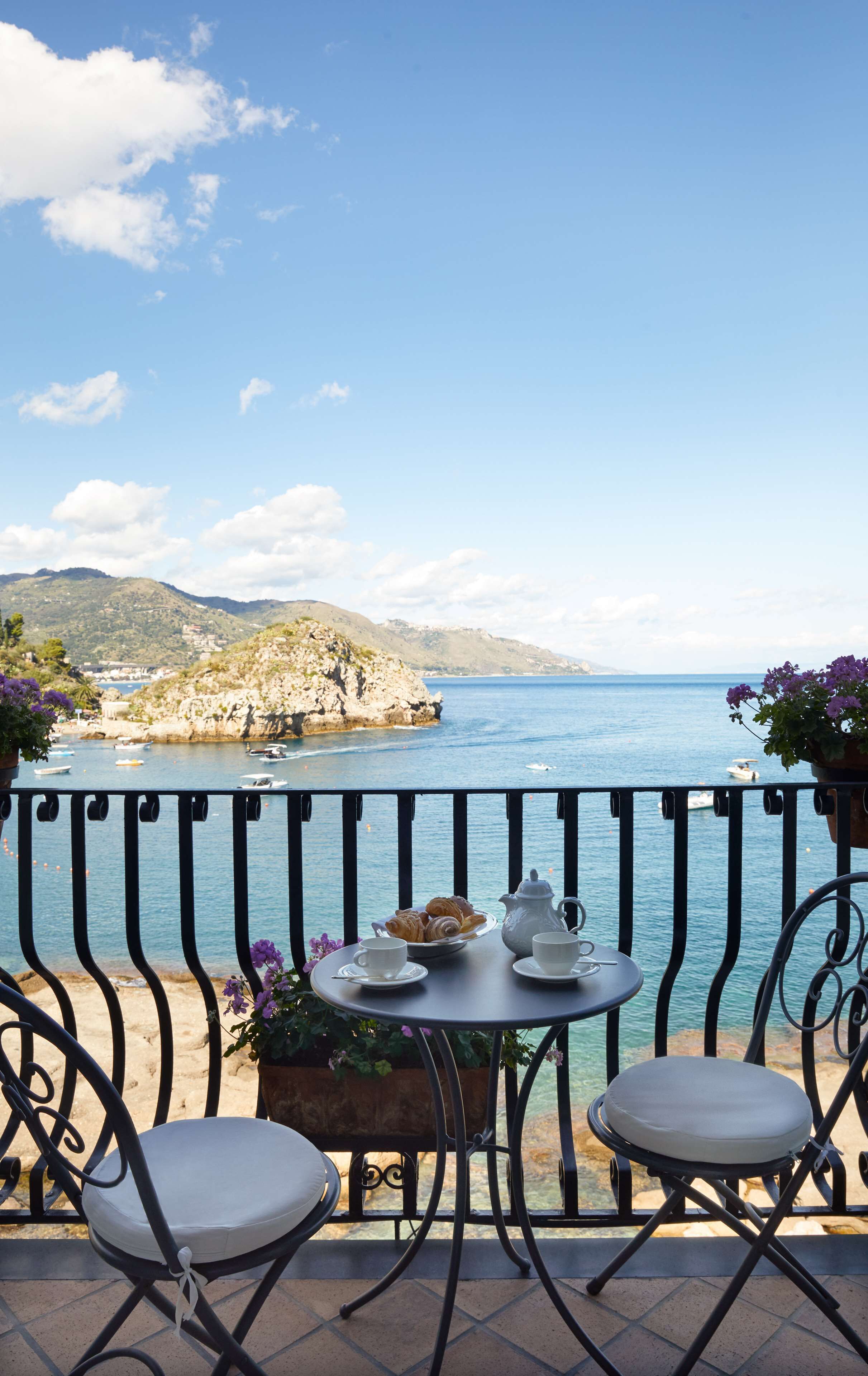 Camera Deluxe, vista mare (Balcony or Terrace) | Copriletto in piuma, minibar, una cassaforte in camera