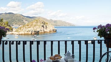 Camera Deluxe, vista mare (Balcony or Terrace) | Copriletto in piuma, minibar, una cassaforte in camera