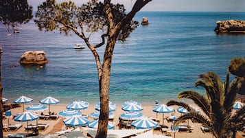 Privat strand, solstolar, parasoller och strandhanddukar