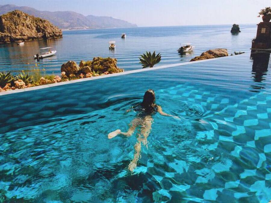 Piscina externa, espreguiçadeiras