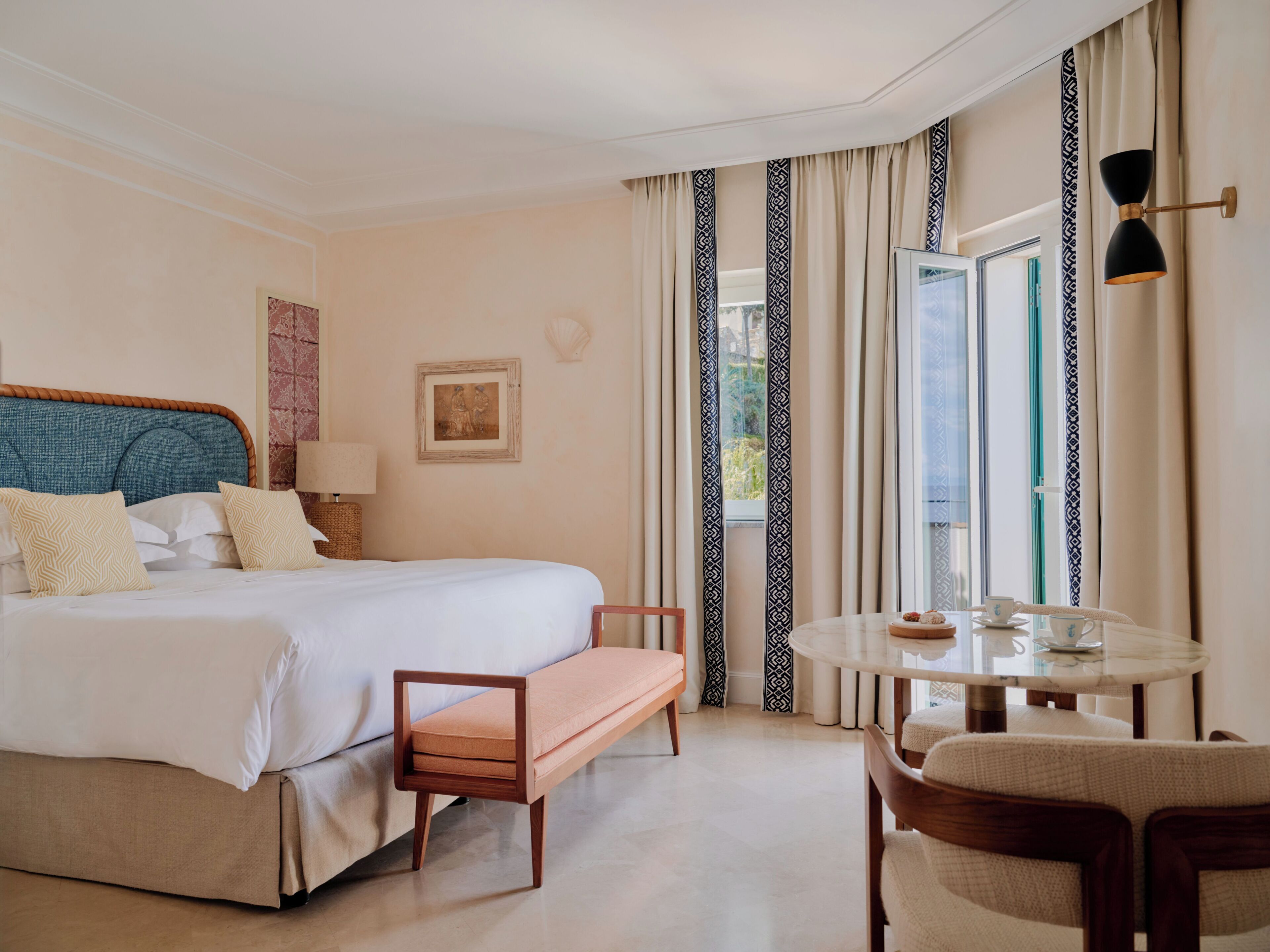 Suite – deluxe, balkong, sjøutsikt | Dundyner, minibar, safe på rommet og individuelt innredet