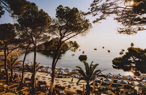 Private beach, sun-loungers, beach umbrellas, beach towels