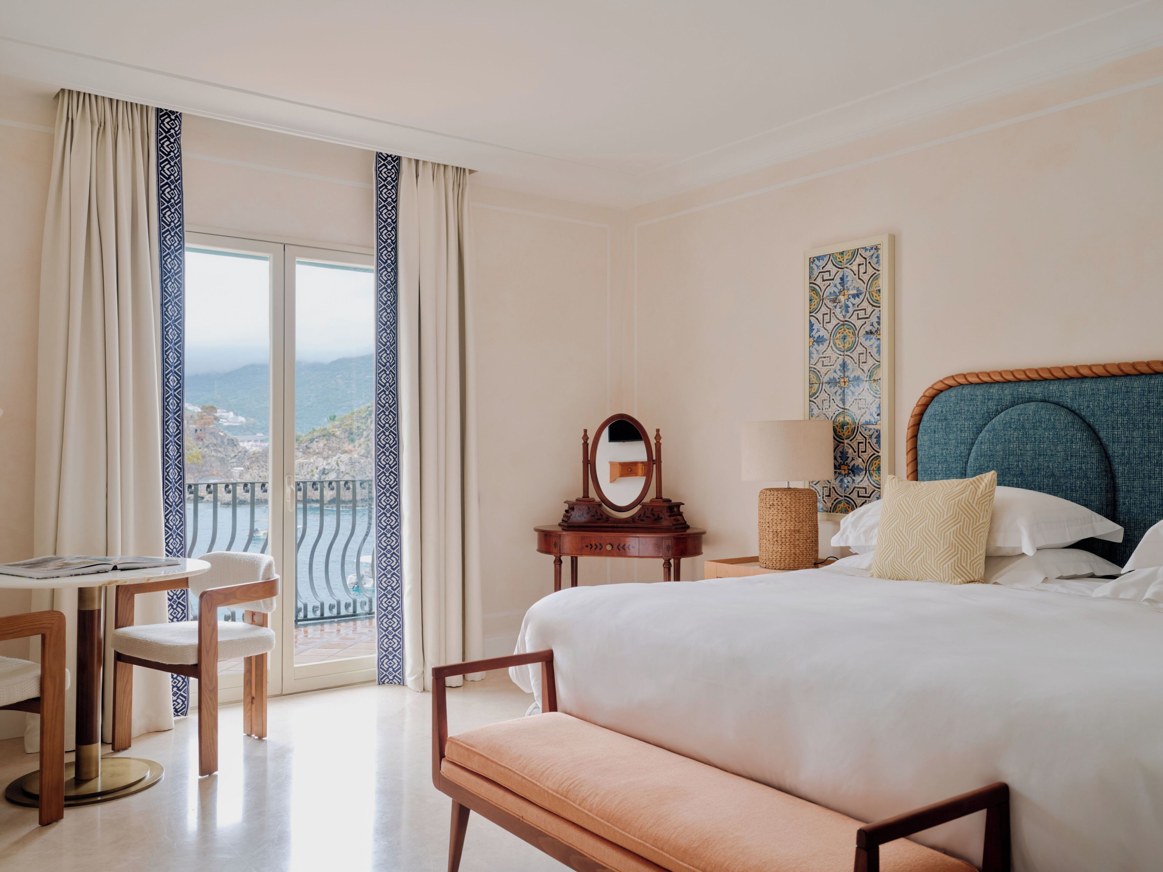 Suite – premium, sjøutsikt | Dundyner, minibar, safe på rommet og individuelt innredet