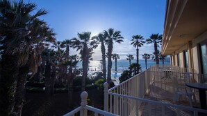 A balcony with a view of the ocean and palm trees. - Dioscuri Bay Palace Hotel (Agrigento)