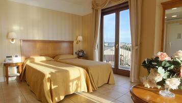 Minibar, coffres-forts dans les chambres, bureau, rideaux occultants