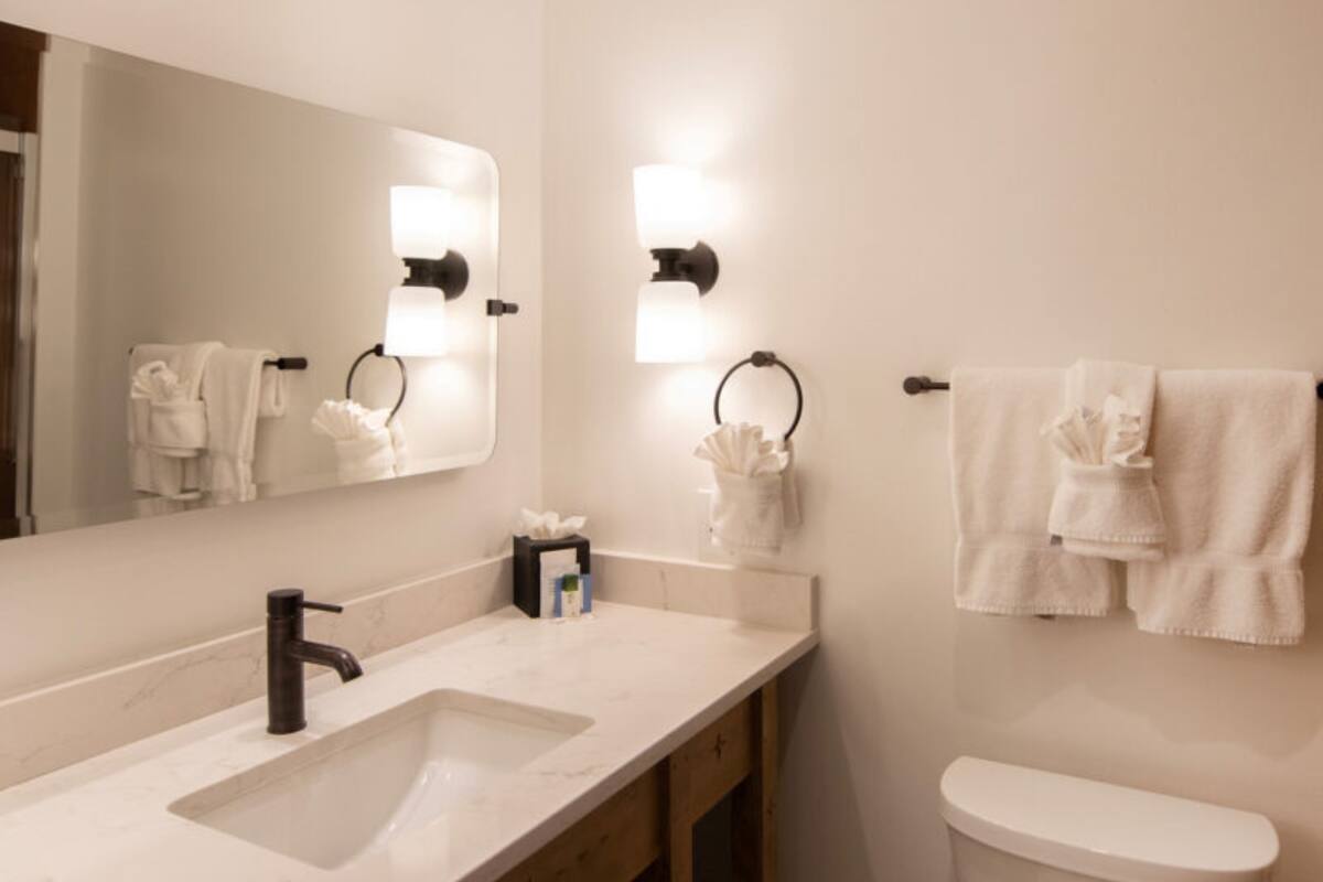 deluxe room, 2 queen beds, fireplace | bathroom | free toiletries, hair dryer, bathrobes, towels