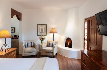 Premium bedding, down comforters, in-room safe, desk at Pinon Court By La Fonda