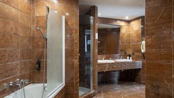 Suite | Bad | Toalettartikler (inkludert), hårføner, bidé og håndklær