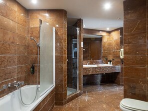 Suite | Bathroom | Free toiletries, hair dryer, bidet, towels