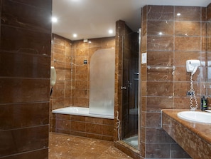 Suite | Bathroom | Free toiletries, hair dryer, bidet, towels