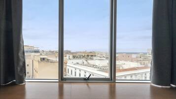 Caja fuerte, escritorio, wifi gratis y ropa de cama