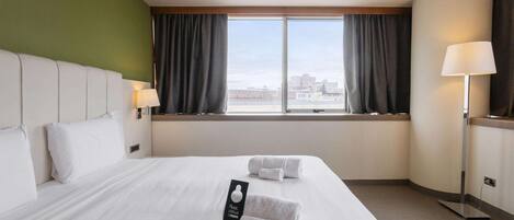 Chambre Double | Coffres-forts dans les chambres, bureau, Wi-Fi gratuit, draps fournis