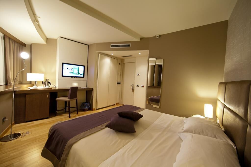 In-room safe, desk, free WiFi, bed sheets