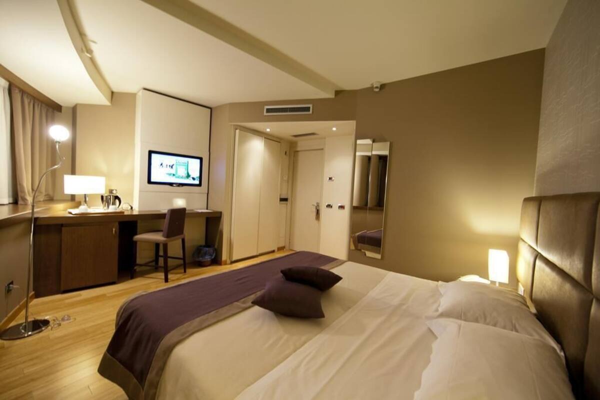 In-room safe, desk, free WiFi, bed sheets