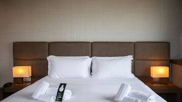 Quarto casal superior | Cofres nos quartos, escrivaninha, Wi-Fi de cortesia, roupa de cama