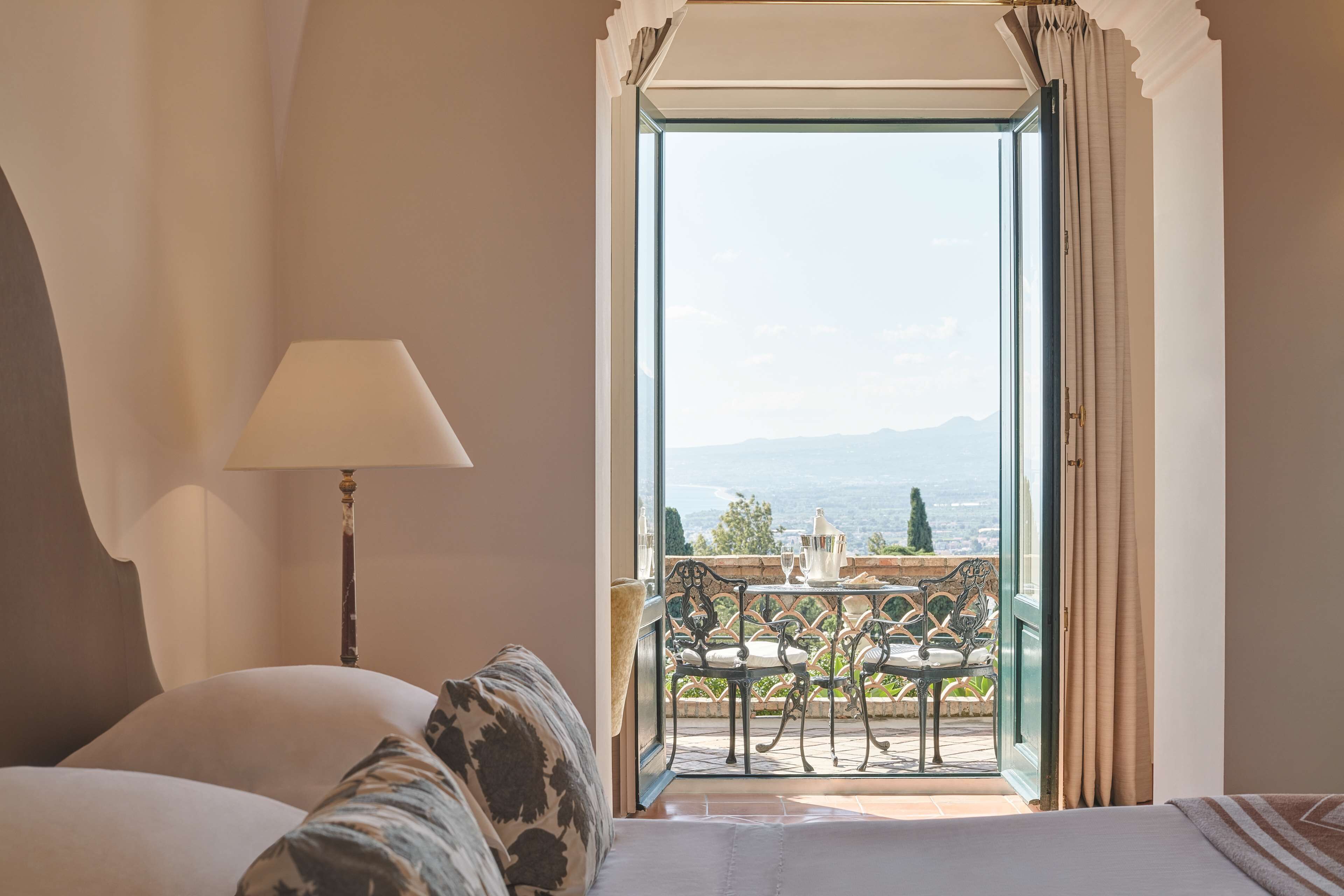Junior-Suite, Meerblick (Premium - with Balcony or Terrace) | Hochwertige Bettwaren, Daunenbettdecken, Minibar, Zimmersafe