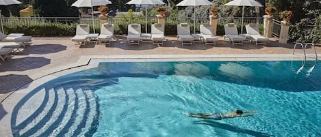 Piscine extérieure, parasols de plage, chaises longues