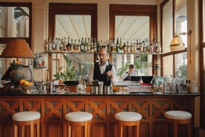 2 bares o lounges, bar junto a la alberca 
