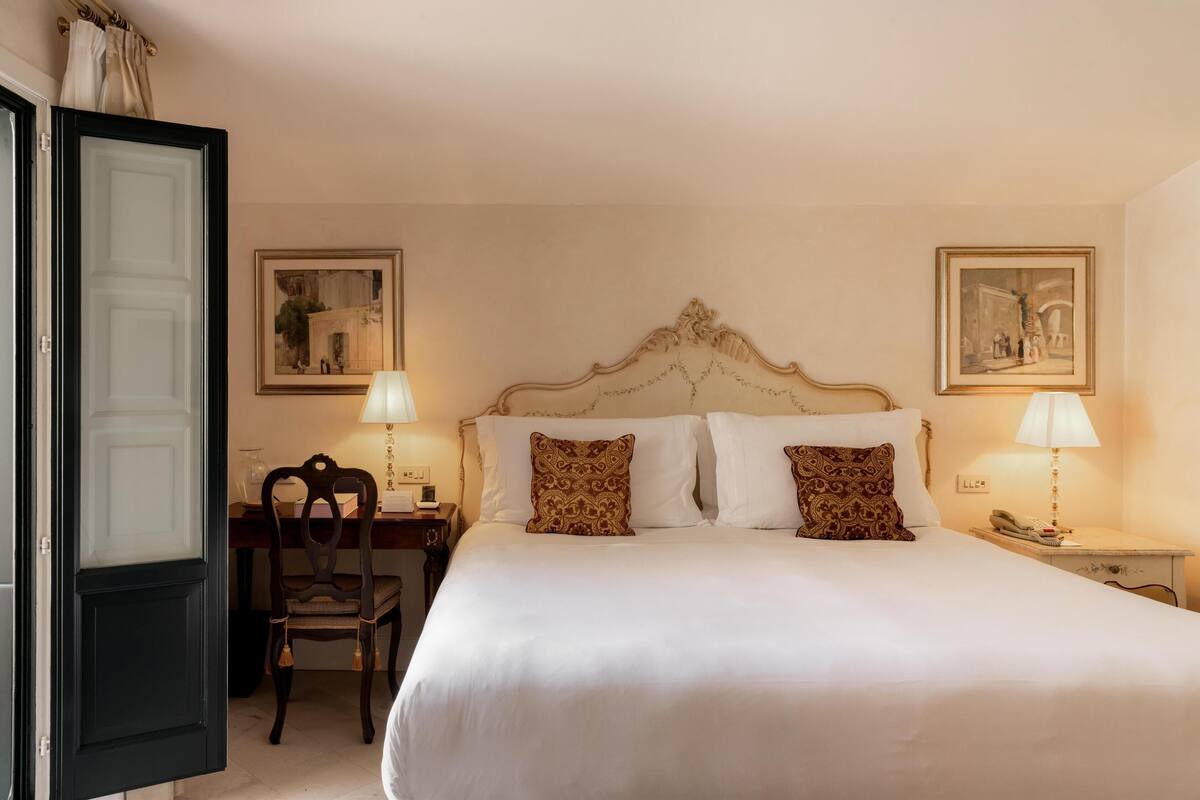 Habitación superior | Ropa de cama de alta calidad, edredón y minibar 
