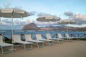 Sesongbasert utendørsbasseng, bassengparasoller og solsenger