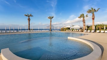 Seasonal outdoor pool, pool umbrellas, sun loungers