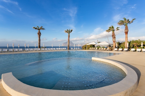 Piscina stagionale all'aperto, ombrelloni da piscina, lettini