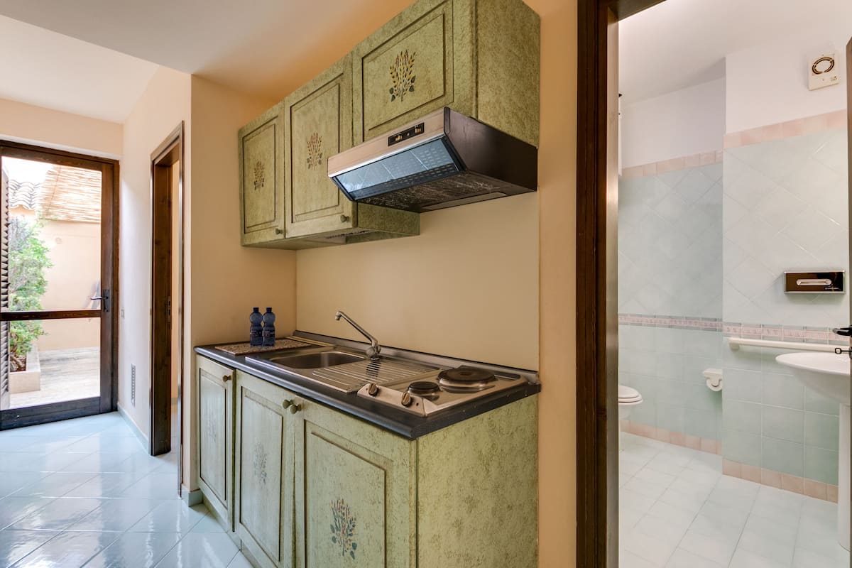 family room (2 adults + 2 children) | private kitchen