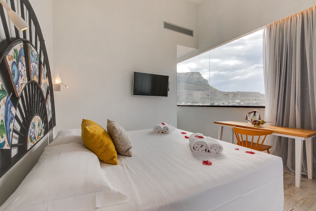 panoramic double room | 1 bedroom, desk, bed sheets