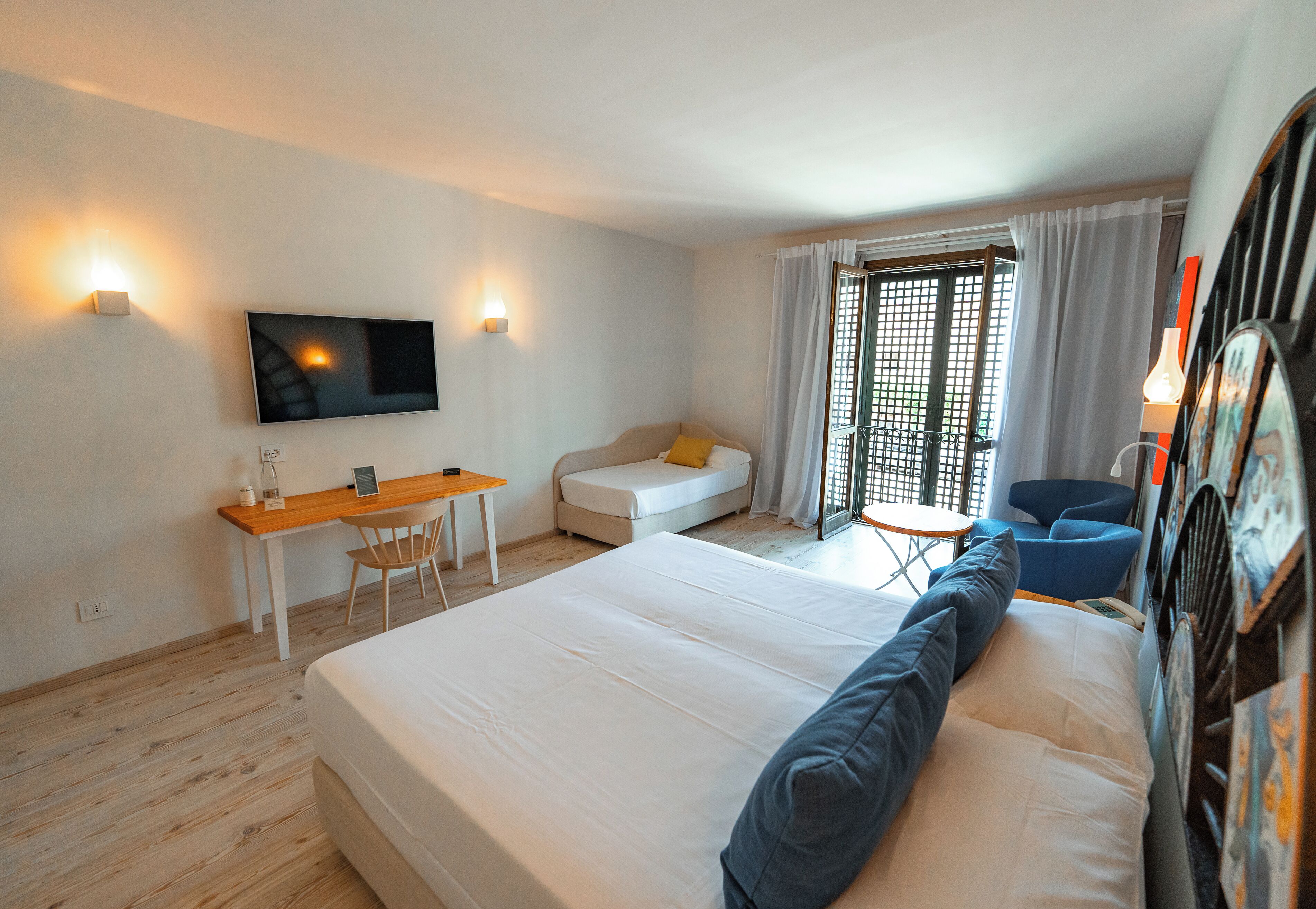 Skrivebord og sengetøy