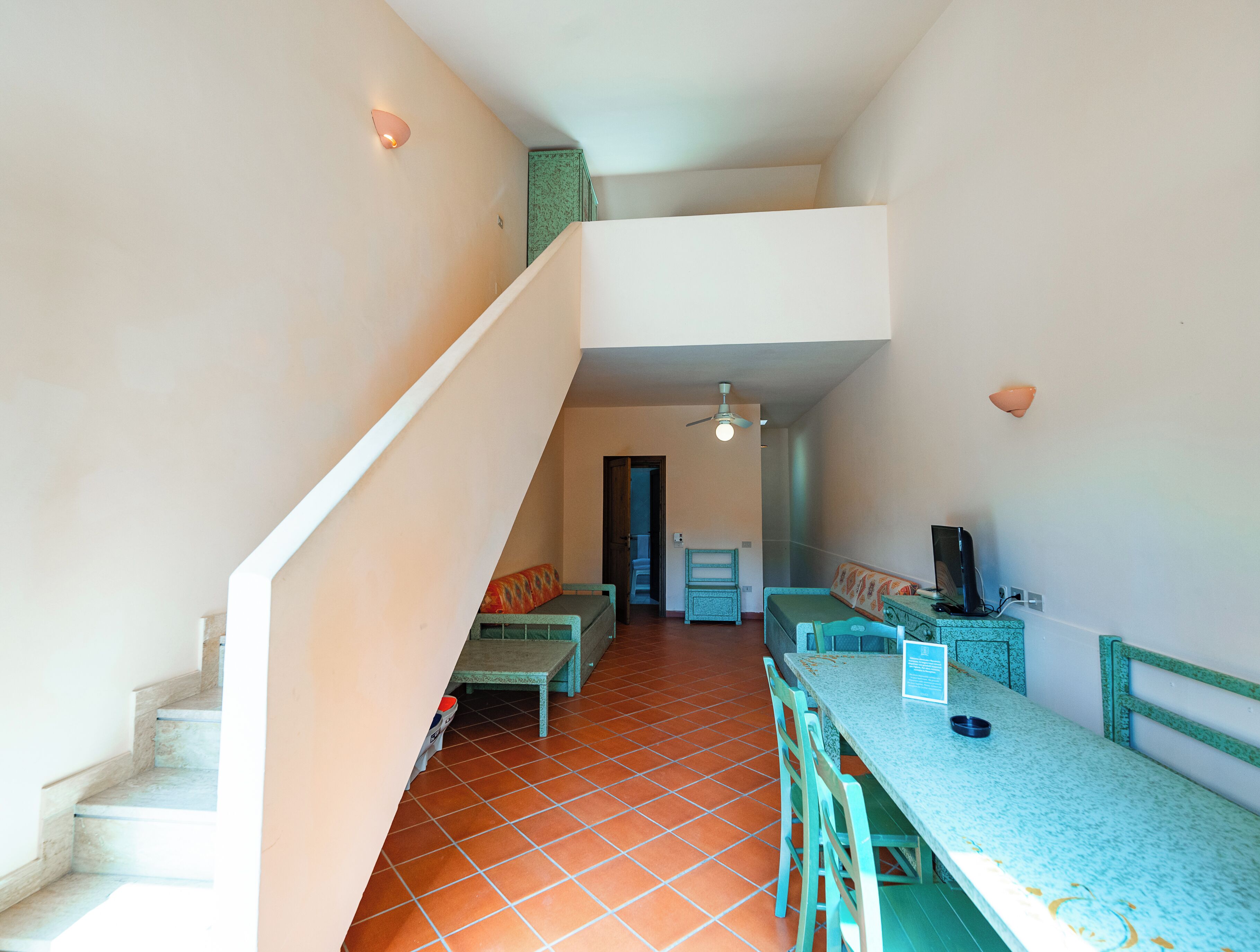 family room (2 adults + 2 children) | 1 bedroom, desk, bed sheets