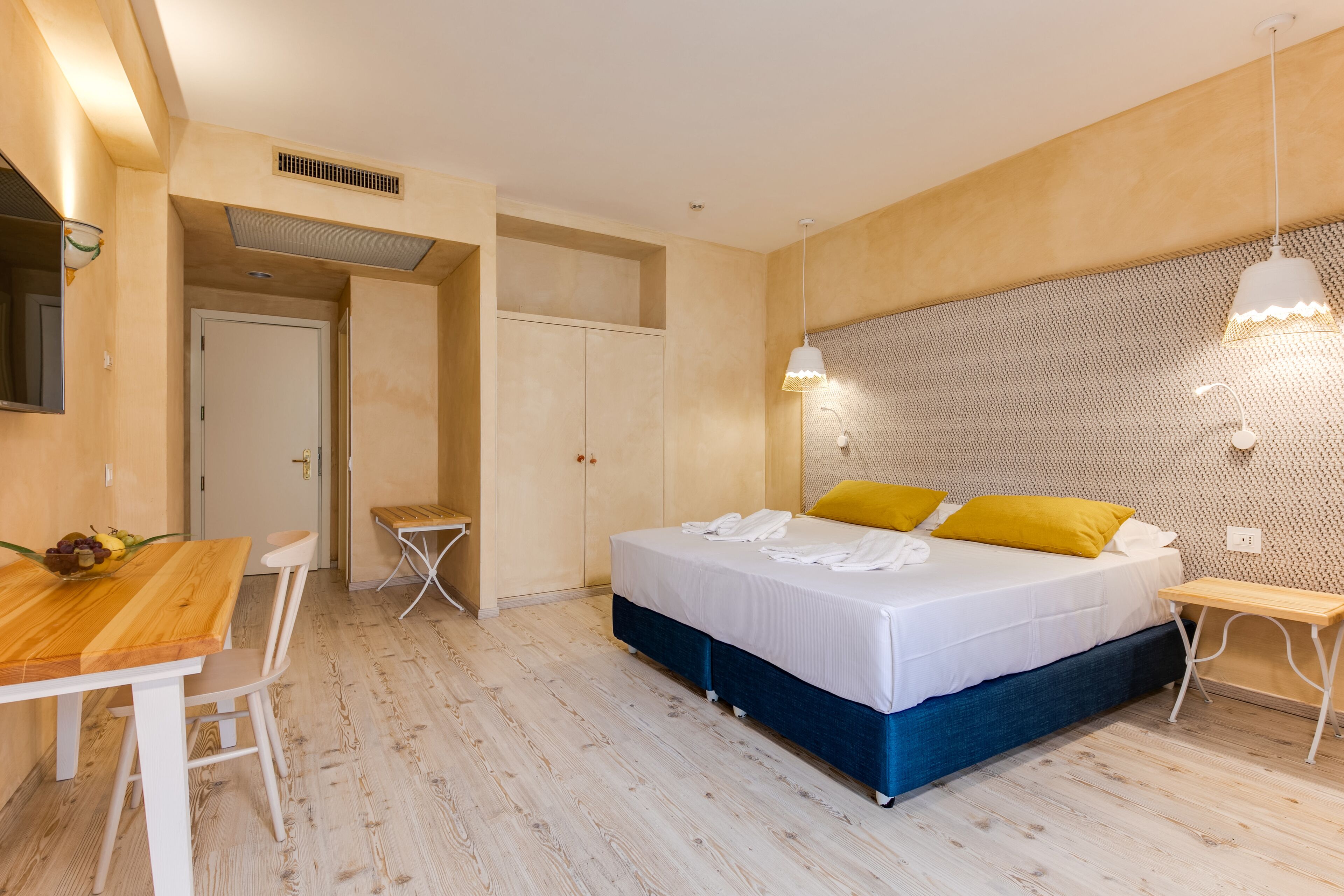 Skrivebord og sengetøy