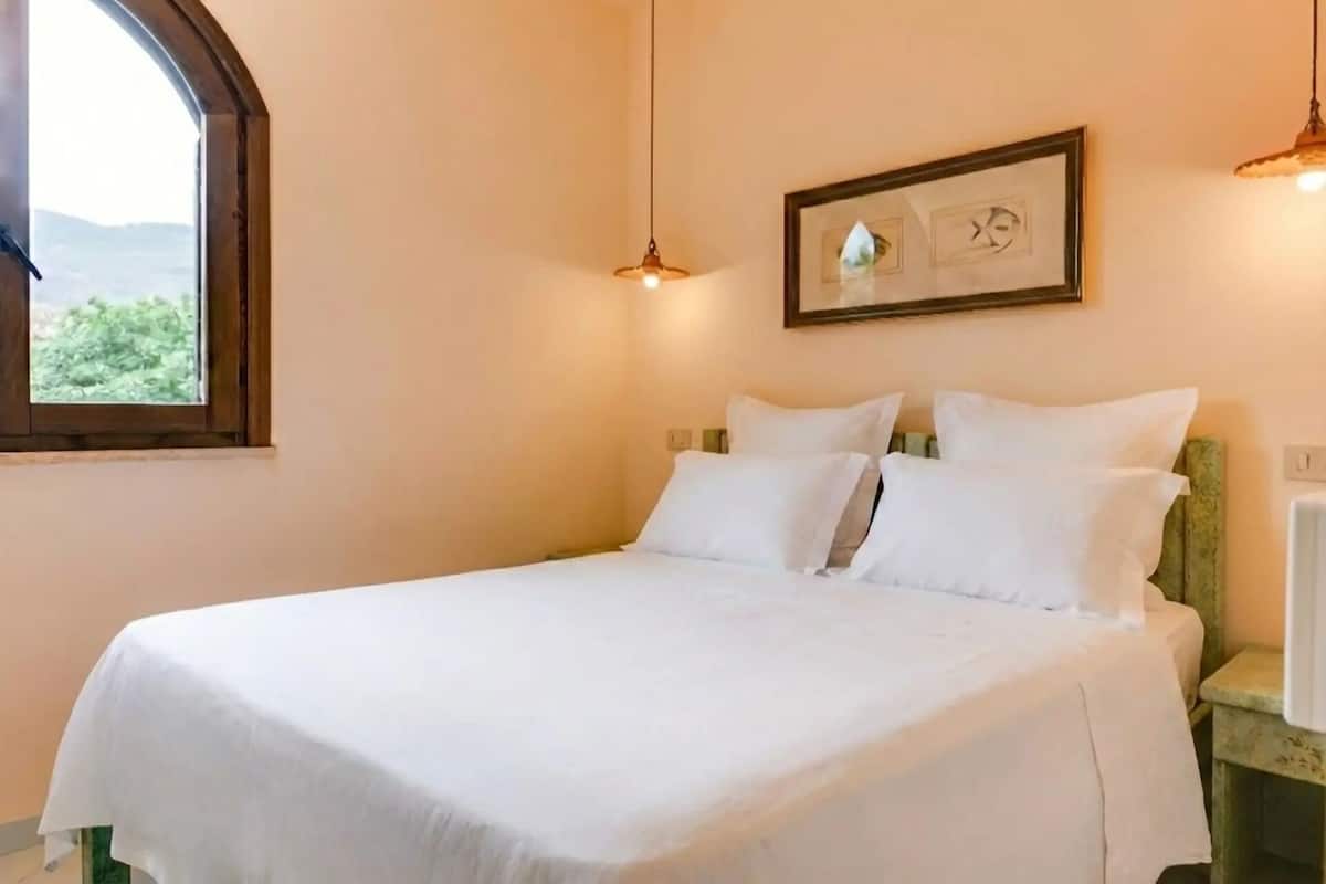 Deluxe Apartment | Desk, bed sheets