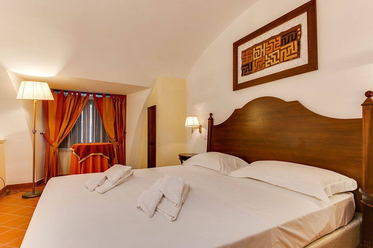 Essential | 1 camera, una scrivania, lenzuola