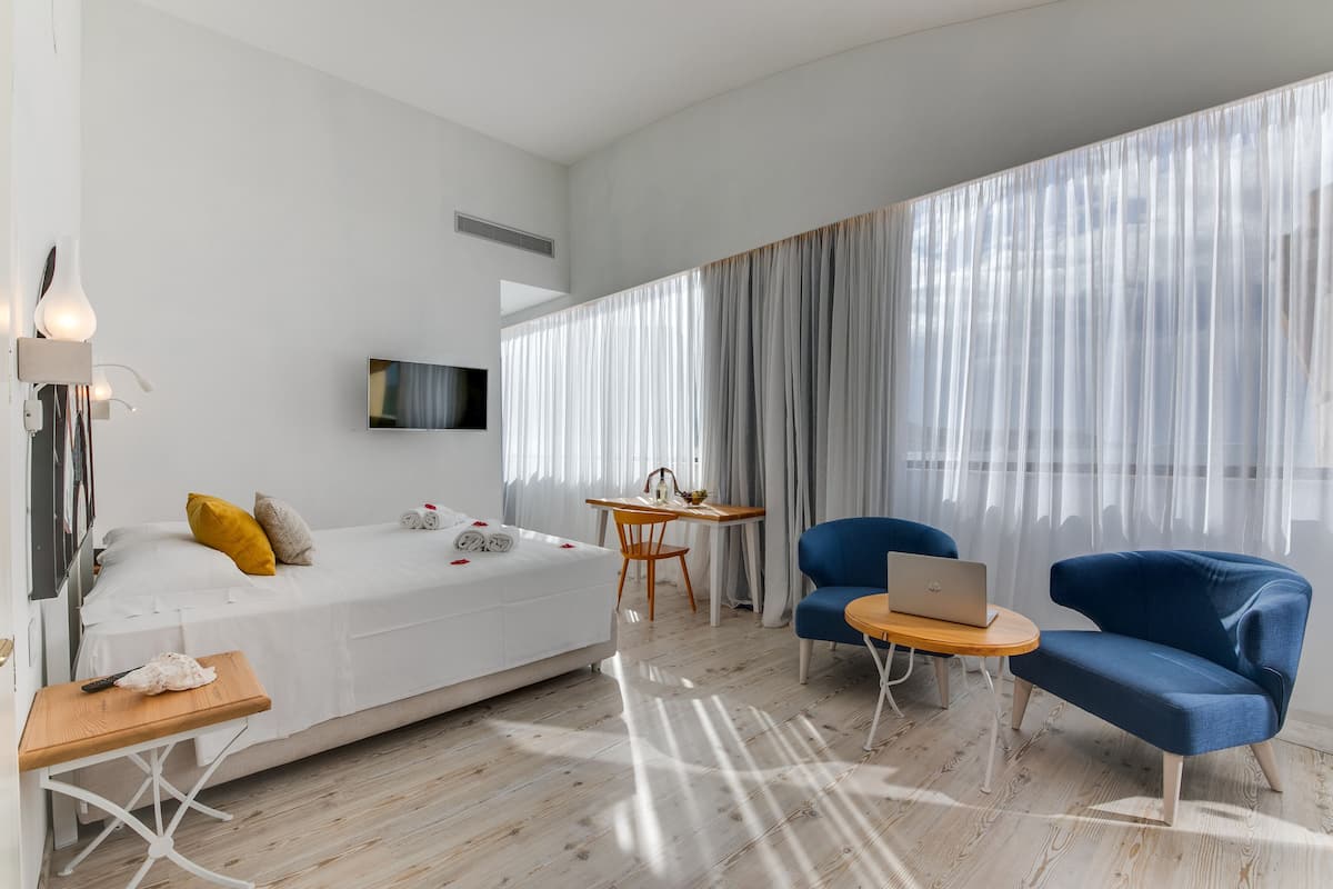 Panoramic Double Room | 1 bedroom, desk, bed sheets