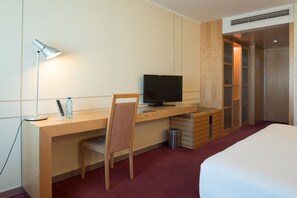 In-room safe, desk, blackout curtains, soundproofing - VIP Executive Entrecampos Hotel & Conference (Lisbon)