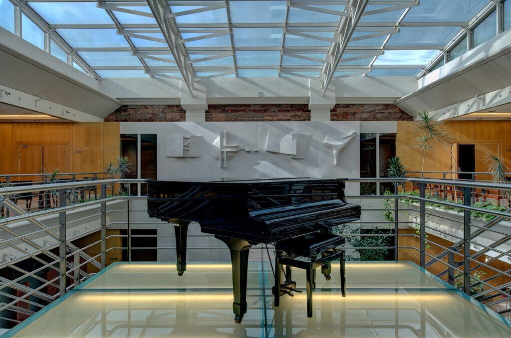 Piano bar