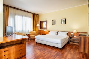 Perhehuone | Memory foam -patjalliset sängyt, minibaari, tallelokero huoneessa