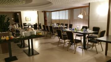 Frühstück, Abendessen, lokale Küche, Blick auf den Garten