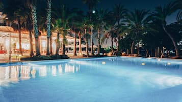 Seasonal outdoor pool, pool umbrellas, sun loungers